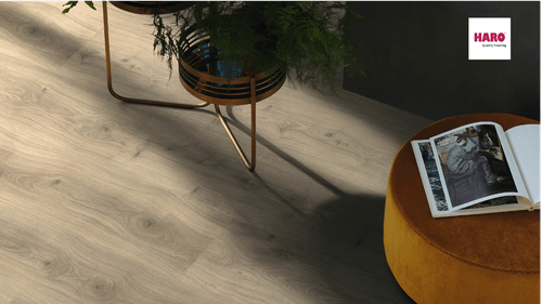 Piso Laminado de alta resistencia al agua y al tránsito, diseño Roble Emilia Gris Linea Aqua